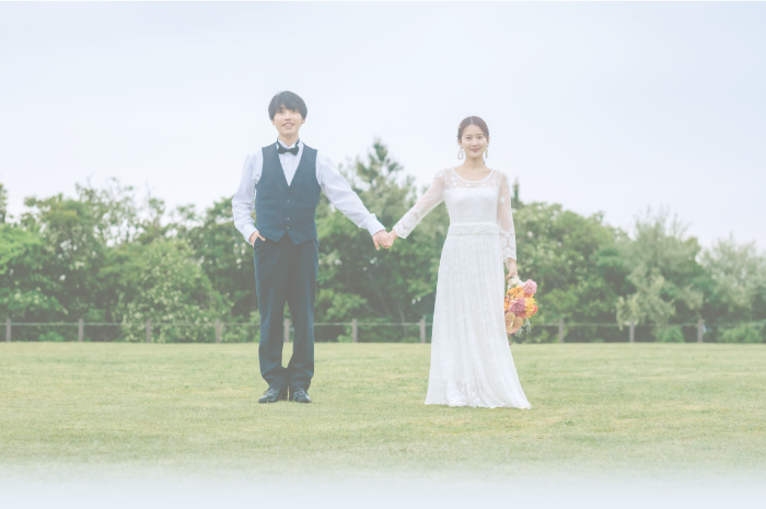 結婚式場の外で幸せそうな二人